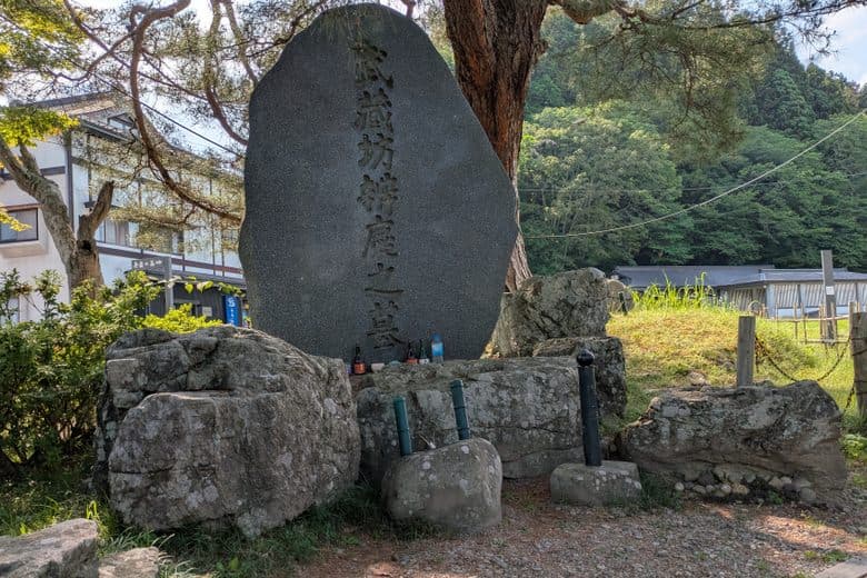 Grave of Benkei