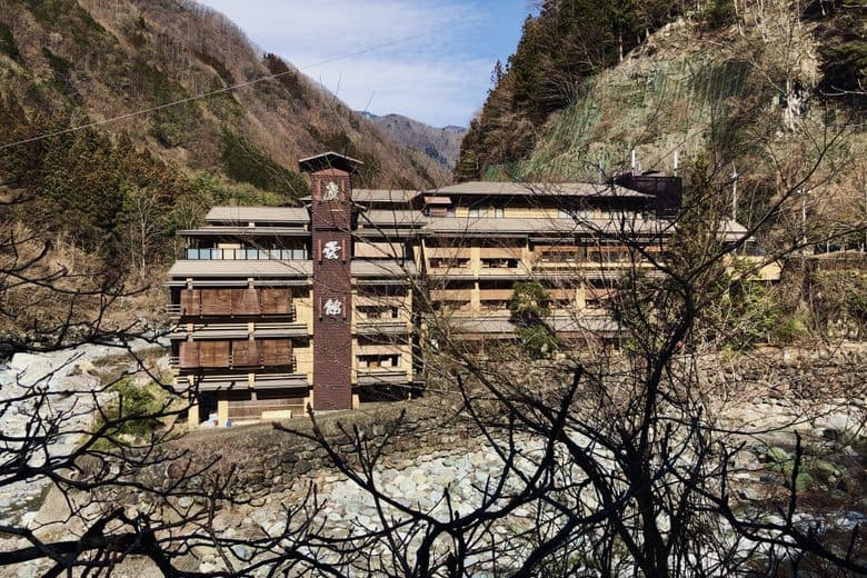 Nishiyama Onsen Keiunkan cover image